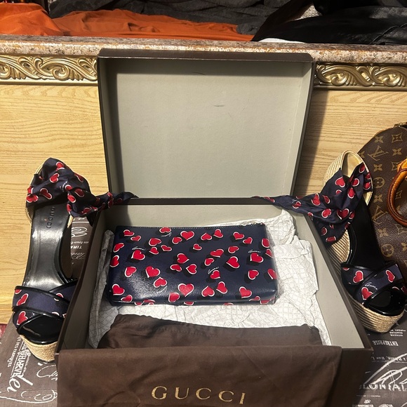 AUTHENTIC Gucci wedge heels and clutch…reposh…never got to wear…wedge to high - Picture 6 of 8